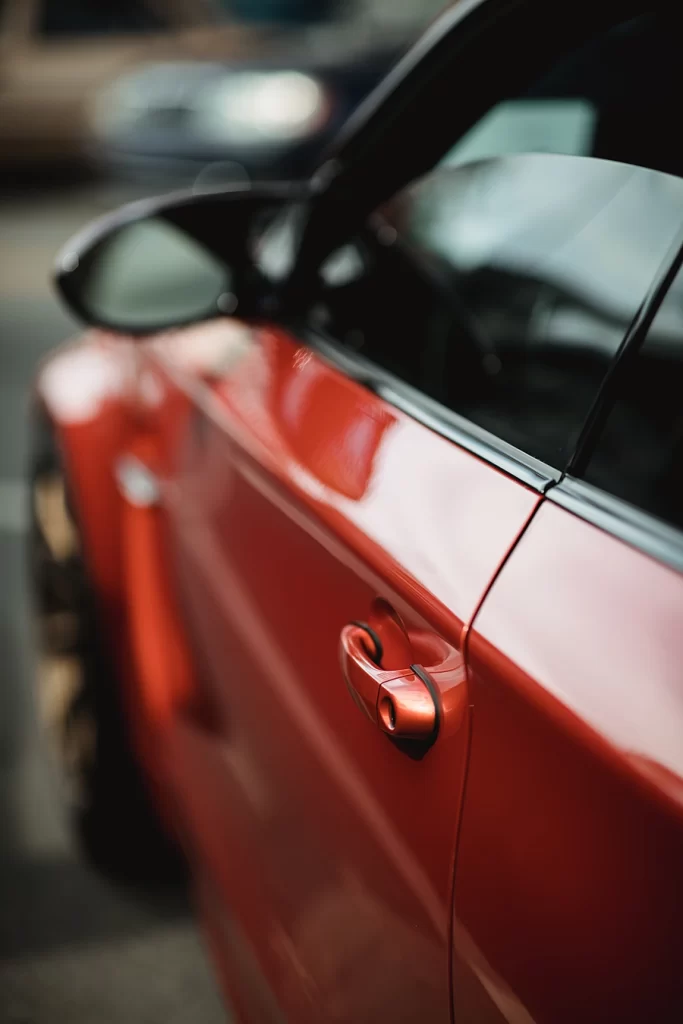 En röd och ren bil efter biltvätt i Sidensjö